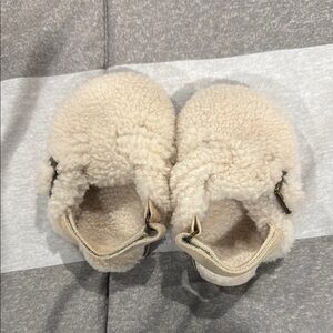 Baby GAP Fuzzy Cream Baby clogs